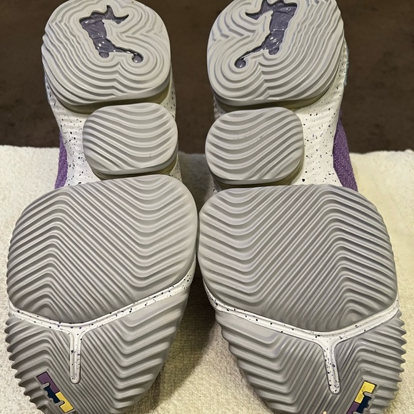 Nike LeBron 16 Lakers Championships. Size 12. New never worn. - Picture 7 of 7